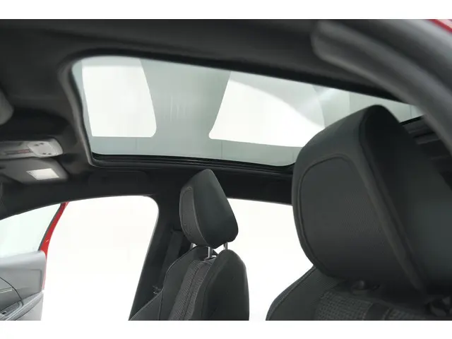 Peugeot 208 PureTech 130 EAT8 GT | Panoramadak | Camera | Apple Carplay | Stoelverwarming