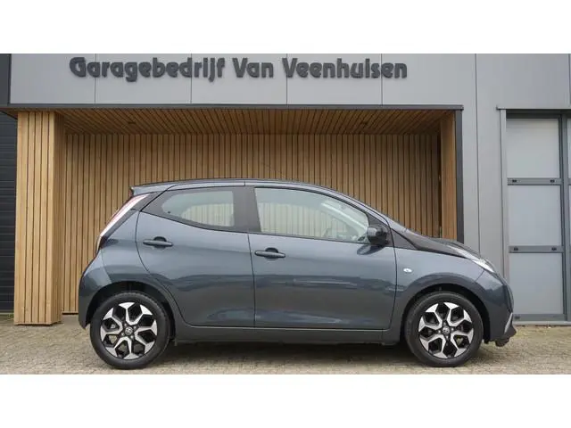 Toyota Aygo 1.0 VVT-i 69pk x-play 5Drs Airco Navi Cruise Control 15inch LM A-Camera *NL auto*