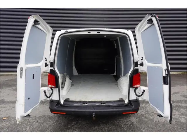Volkswagen Transporter 30 110pk L2H1 Trekhaak Apple carplay Camera ACC Cruise control  Stoelverwarmi...
