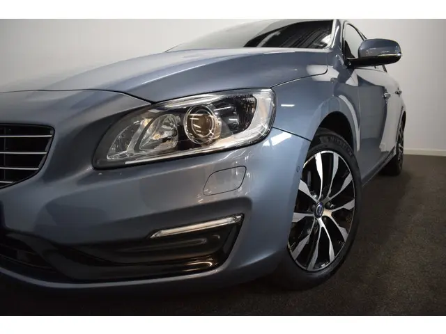 Volvo V60 T2 123pk AUT6 Polar+ Dynamic/ Trekhaak 1500kg/ Leer/ Stoel verw./ Xenon/ Navi