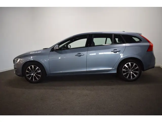 Volvo V60 T2 123pk AUT6 Polar+ Dynamic/ Trekhaak 1500kg/ Leer/ Stoel verw./ Xenon/ Navi