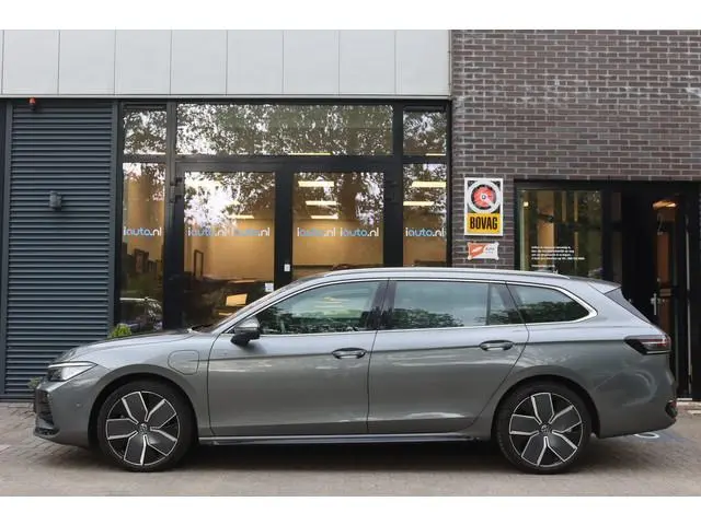 Volkswagen Passat Variant 1.5 eHybrid R-Line Business IQ.Light/Keyless/Camera/Navi/ACC/DCC/19"/Trekh...