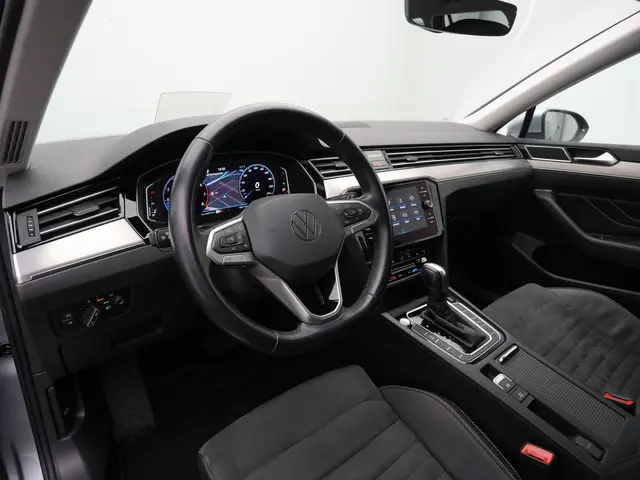 Volkswagen Passat Variant 1.5 TSI 150 pk DSG Elegance | Trekhaak | Head-up display | Leder/alcantara | Achteruitrijcamera