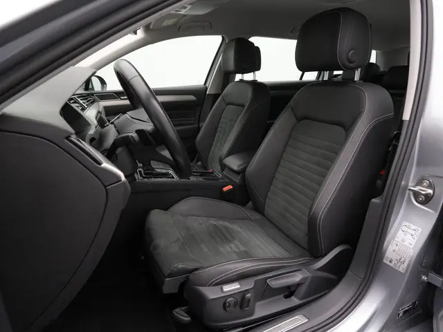 Volkswagen Passat Variant 1.5 TSI 150 pk DSG Elegance | Trekhaak | Head-up display | Leder/alcantara | Achteruitrijcamera