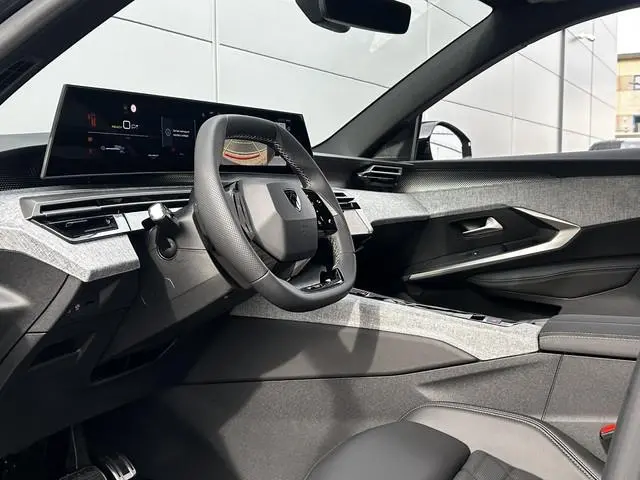 Peugeot e-5008