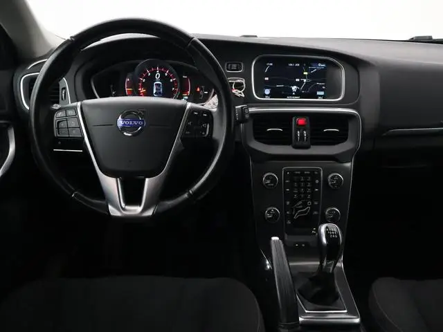 Volvo V40 1.6 T2 + TREKHAAK | PRIVACY GLASS | DIGITALE COCKPIT | NAVIGATIE