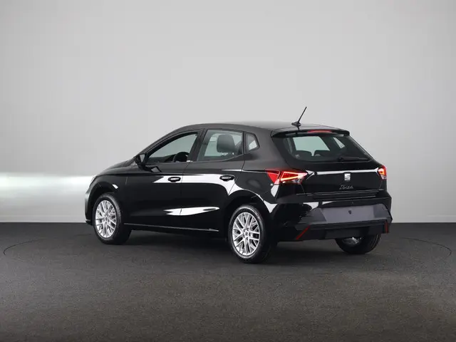 SEAT Ibiza Style Plus 1.0 EcoTSI 95 PK | Midnight Black Metallic | Apple Carplay | Park Assist | Cru...
