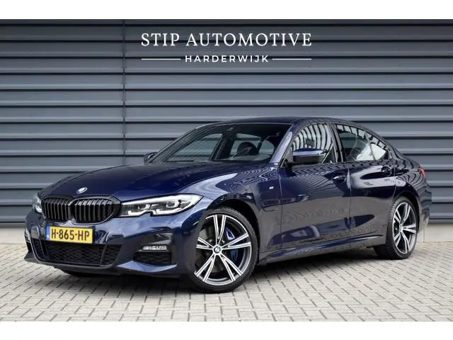 BMW 3 Serie 330e M Sport Individual | 19'' Wielen | Lederen Bekleding | CarPlay | Audio Media Pack |...