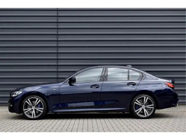 BMW 3 Serie 330e M Sport Individual | 19'' Wielen | Lederen Bekleding | CarPlay | Audio Media Pack |...