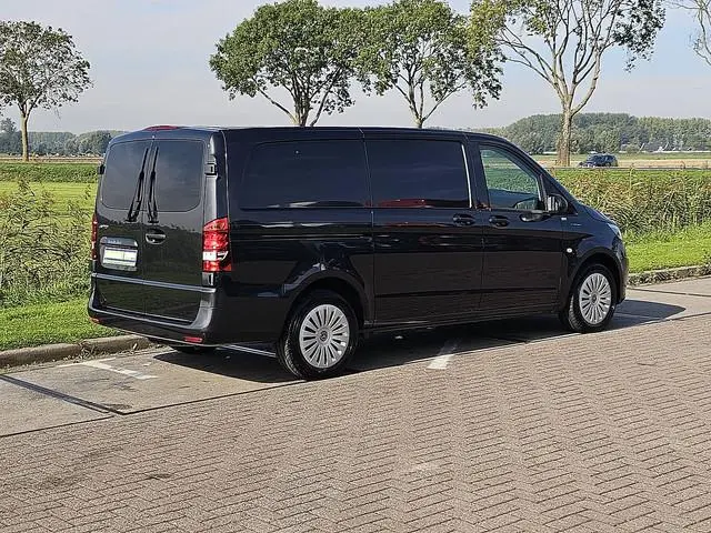 MERCEDES-BENZ EVITO L2 Bumpers-Kleur 66kWh 280KM WLTP Airco Automaat 80kw-snelladen Achterdeuren!