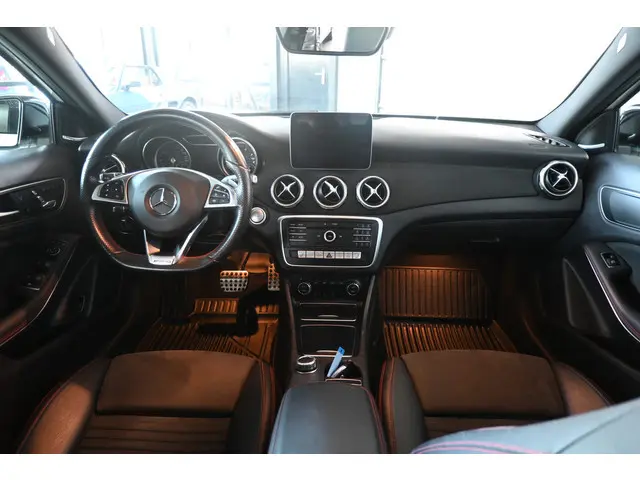 Mercedes-Benz GLA-klasse 200 Automaat Premium Plus AMG Navigatie Panoramadak Stoelverwarming Rijklaa...