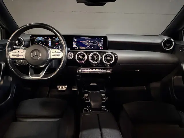 Mercedes-Benz A-klasse 180 Business Solution AMG | Panoramadak | Camera | Carplay | Stoelverwarming