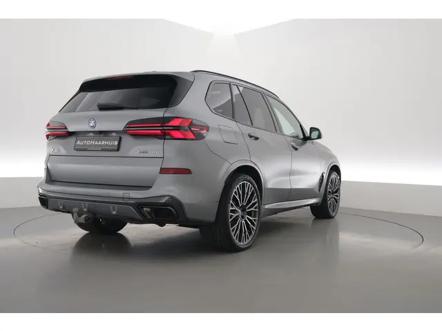 BMW X5 xDrive50e M Sport Frozen pure Grey | Skylounge | Soft Close | Achterasbesturing | 360cam | B&...