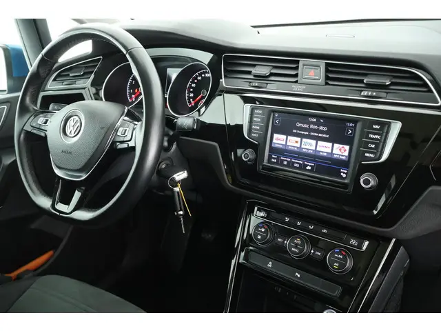 Volkswagen Touran 1.2 TSI 110pk R-Line Highline 7Pers. Trekhaak Led Panoramadak Navigatie