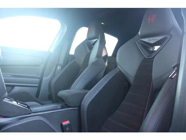 Alfa Romeo Junior ELETTRICA SPECIALE 156PK 54 kWh | WARMTEPOMP! | "SABELT" STOELEN MET LEDEREN/ALCAN...