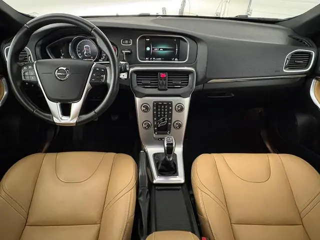 Volvo V40 2.0 T3 Inscription | TREKHAAK | PANO-DAK | STOELVERW. |