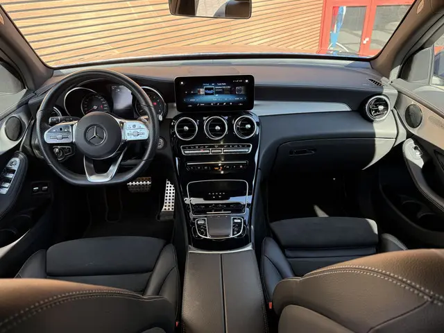Mercedes-Benz GLC-klasse 300e 4MATIC Business Solution AMG Panodak / Trekhaak / Leer / LED / Camera...