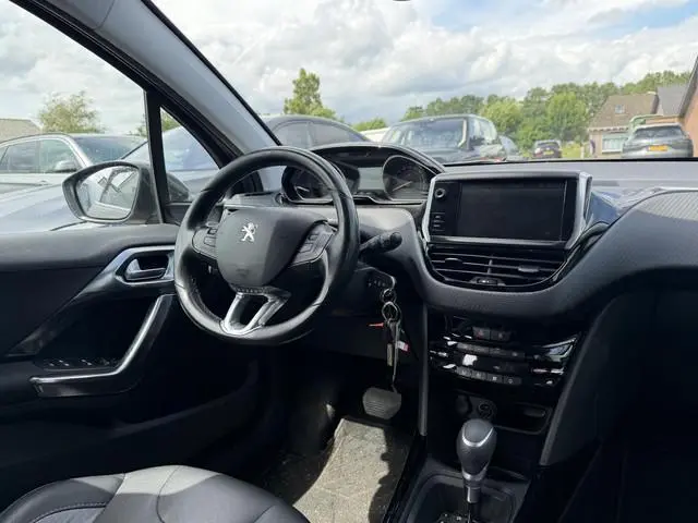 Peugeot 2008 1.2 PureTech Allure | Navigatie | Parkeersensoren | Lichtmetalen Velgen | Climate Contr...
