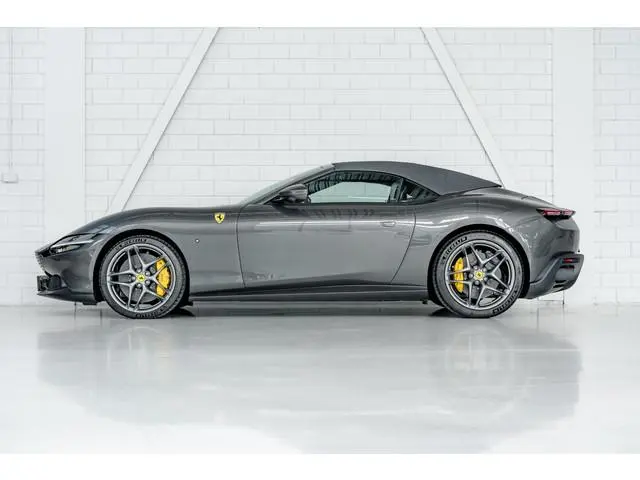 Ferrari Roma Spider l Canna di Fucile Historical Colour l Scuderia Shields l Carbon