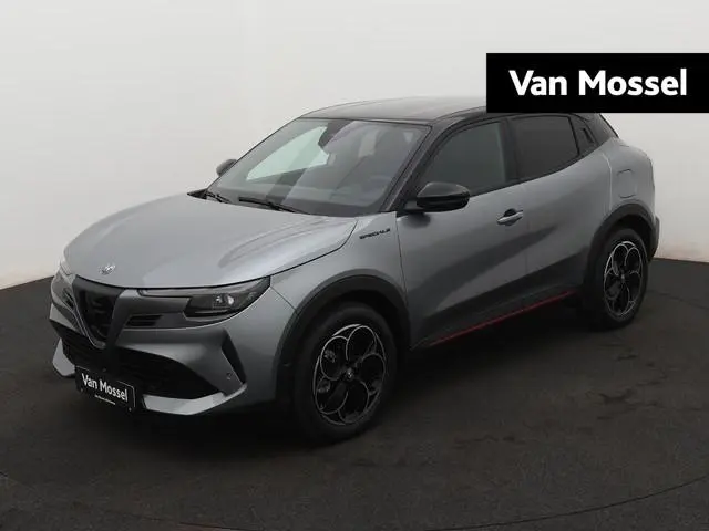 Alfa Romeo Junior Elettrica Speciale 54 kWh | Navigatie | Parkeersensoren | Camera | Stoelverwarming...