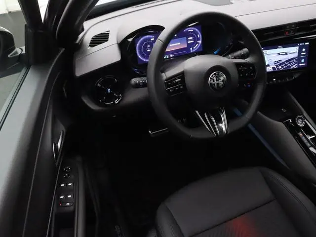 Alfa Romeo Junior Elettrica Speciale 54 kWh | Navigatie | Parkeersensoren | Camera | Stoelverwarming...