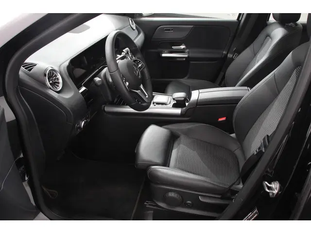 Mercedes-Benz GLA-klasse 200 163pk DCT Premium Plus | Navigatie | Parkeersensoren | Camera | Elektri...