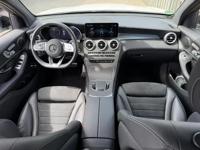 Mercedes-Benz GLC-klasse 300e 4MATIC AMG Line 19"/Luchtvering/Matrix LED/Keyless/Memory + stoelverwa...