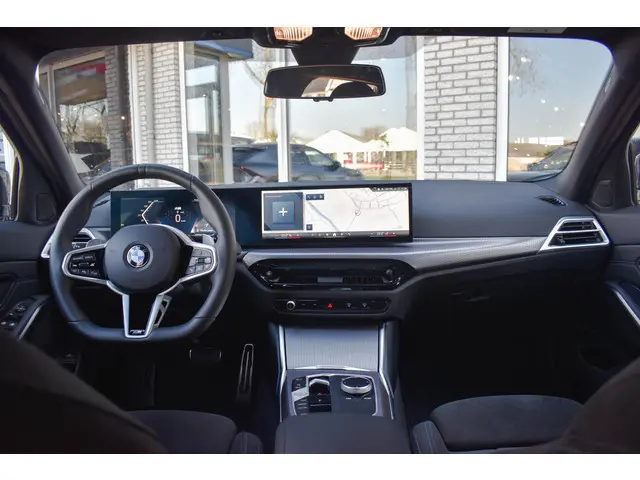 BMW 3-serie Touring 330i xDrive M-Sport ACC HiFi Stoelverwarming Apple
