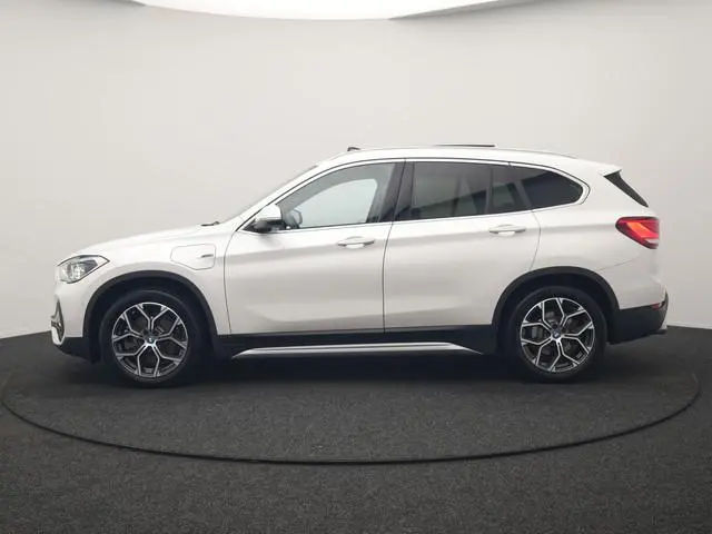 BMW X1 xDrive25e xLine PHEV 221pk Dealer O.H | Panodak | Adaptive Cruise | Camera | Head Up | Ledere...
