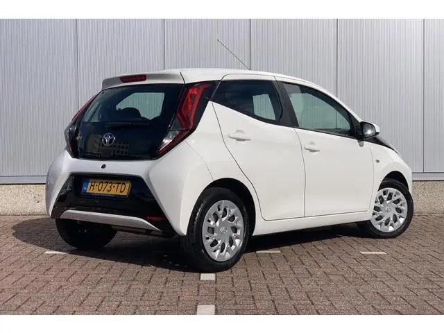 Toyota Aygo 1.0 VVT-i x-play / Camera / Bluetooth / DAB /