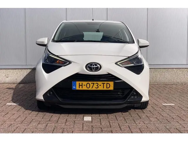 Toyota Aygo 1.0 VVT-i x-play / Camera / Bluetooth / DAB /