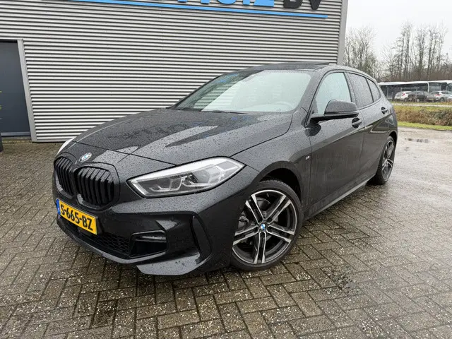 BMW 1-serie 118i M Sport Leder Panoramadak Adaptieve Led Keyless Entry HiFi-speakersysteem Carplay A...