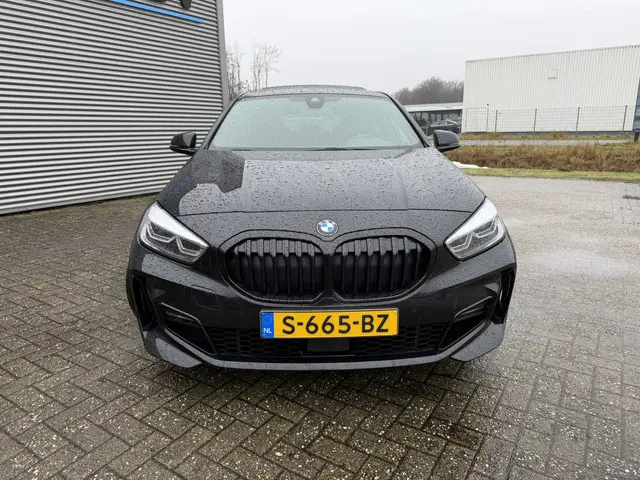 BMW 1-serie 118i M Sport Leder Panoramadak Adaptieve Led Keyless Entry HiFi-speakersysteem Carplay A...