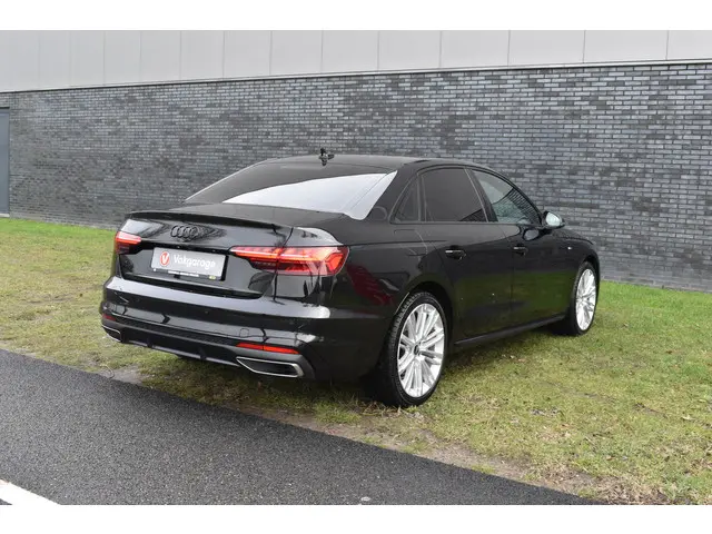 Audi A4 Limousine 35 TFSI S-line 2.0 Mild Hybrid S-line black edition Automaat Leder interieur
