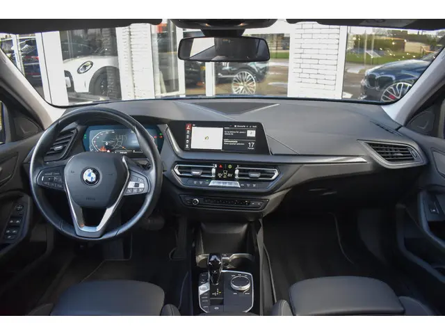 BMW 1-serie 118i Business Edition Trekhaak Sportstoelen Digitale Cockpit Carplay