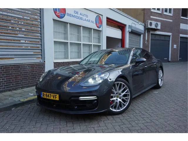 Porsche Panamera 4.0 GTS V8 BiTurbo | Sport Chrono | Luchtvering | Panoramadak | Adaptive + Lane | 4x Memory Verwarming Koeling | Soft close | Sfeerverlichting | Nieuwprijs ca € 226.000,-