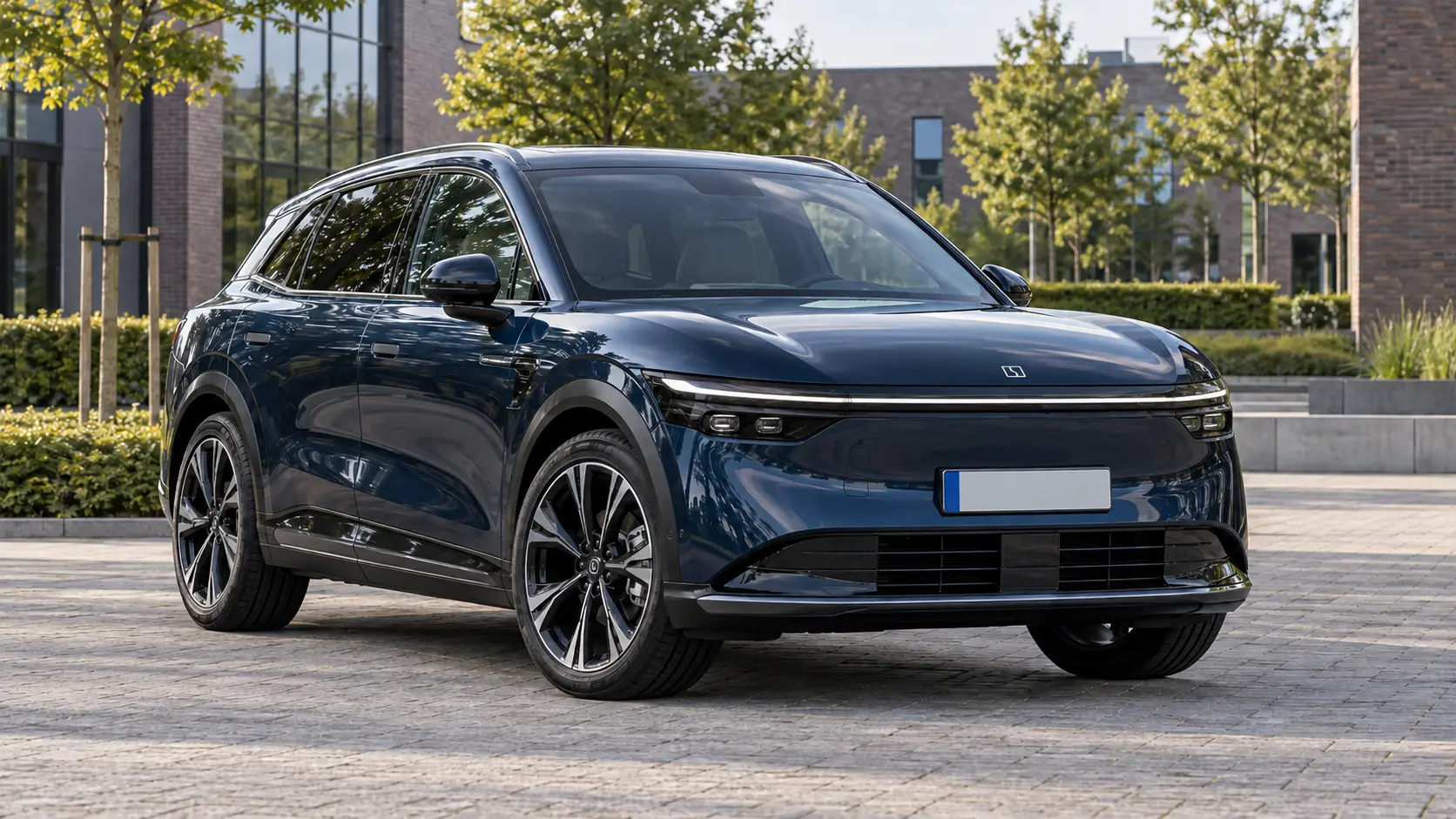 Donkerblauwe Zeekr 7X SUV, van voren gezien