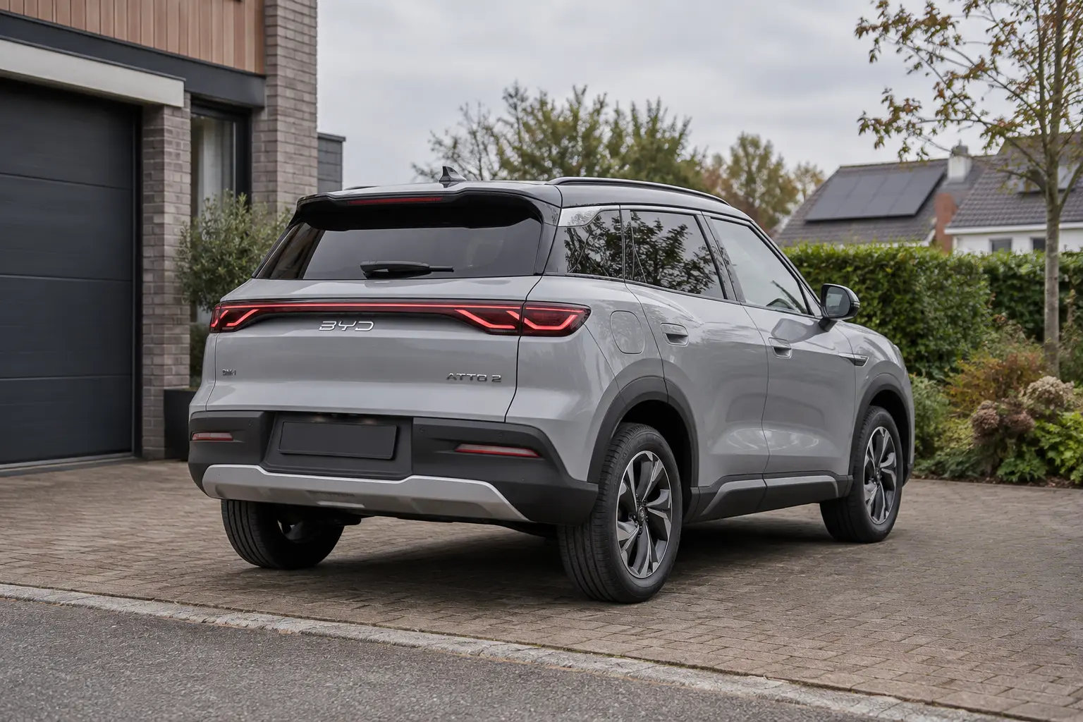 Grijze BYD ATTO 2 DM-i van achteren met doorlopende achterlichten