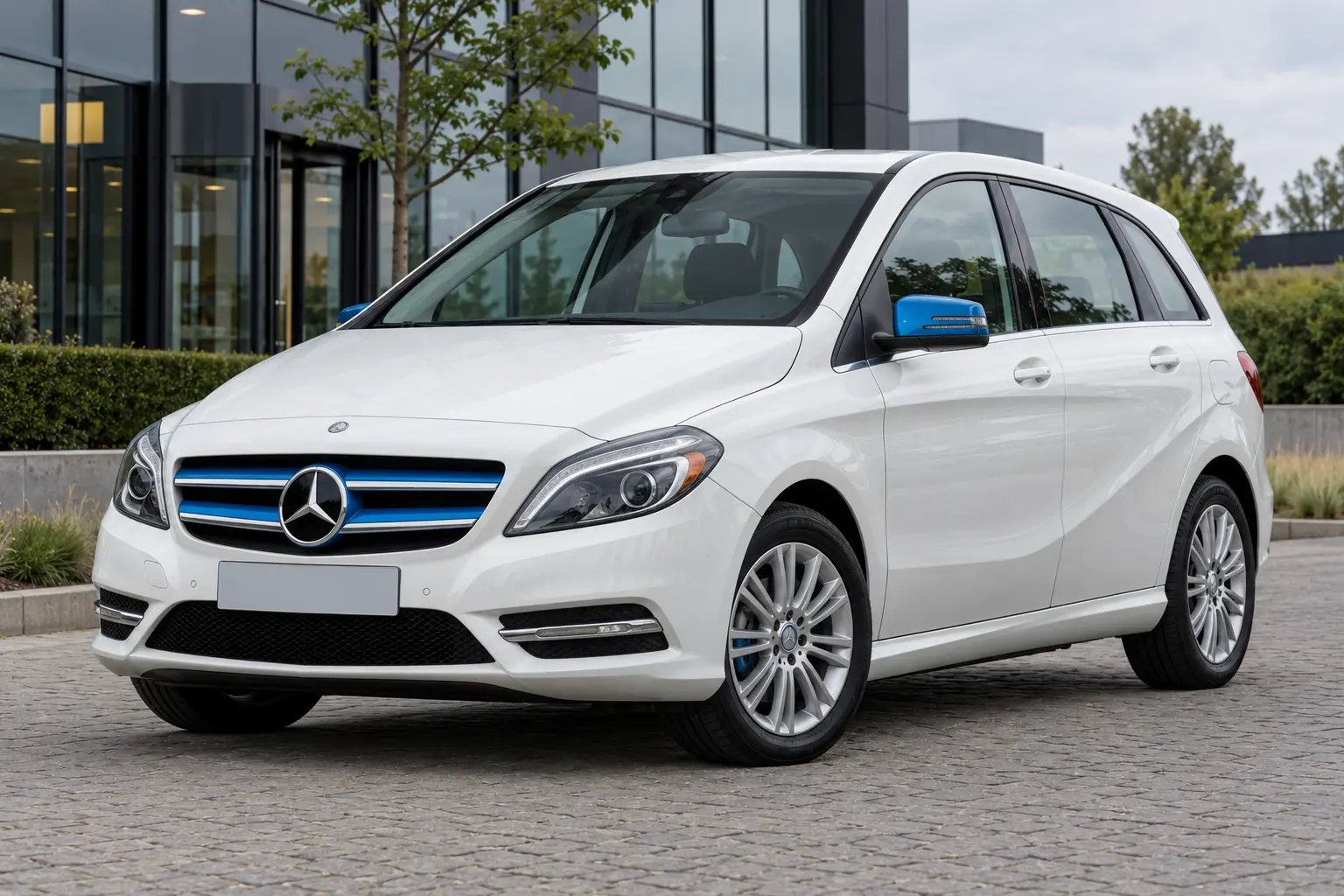 Witte Mercedes-Benz B-Klasse Electric Drive van de oudere modelreeks