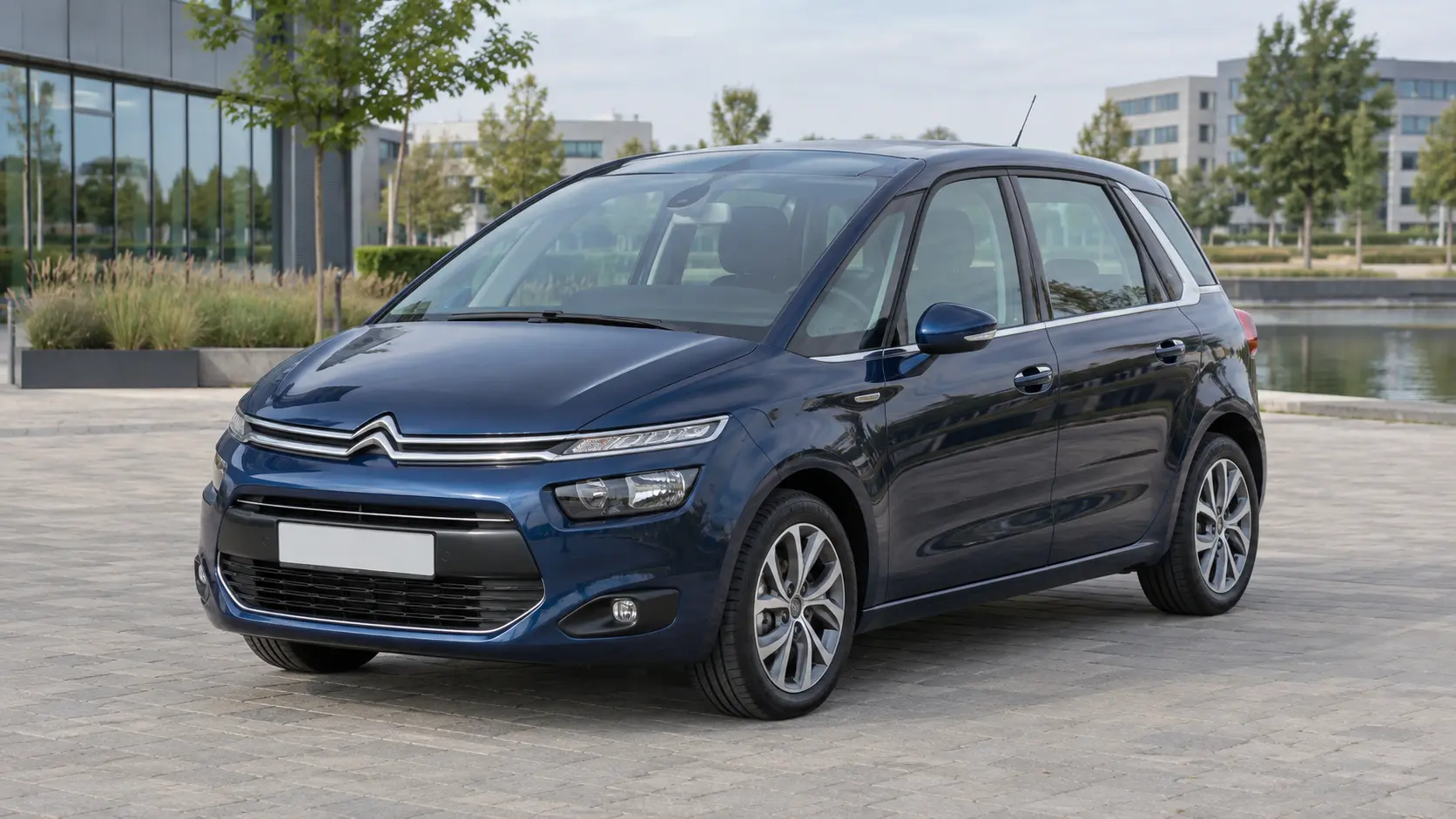 Blauwe Citroën C4 Picasso van de tweede generatie van voren