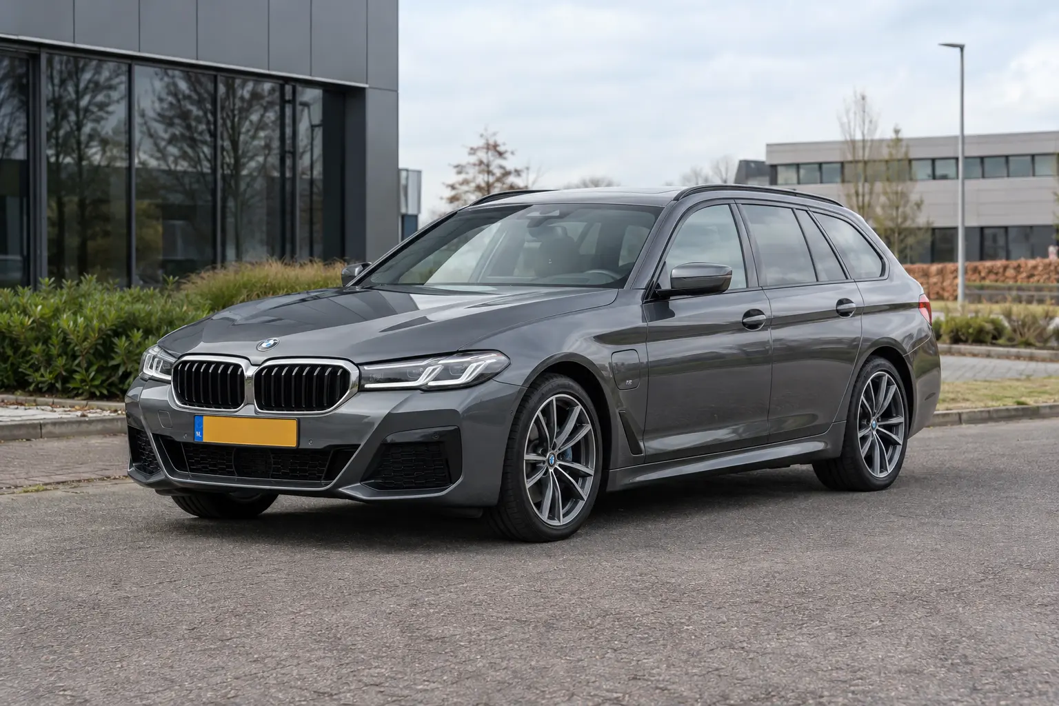 BMW 530e: generaties, laden, Sedan of Touring