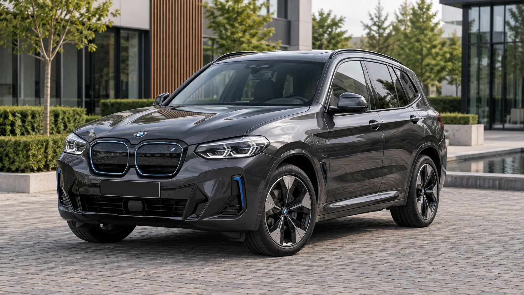 Donkergrijze BMW iX3 van de eerdere G08-generatie