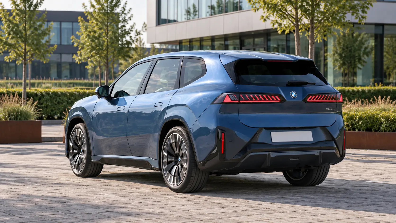 Blauwe BMW iX3 Neue Klasse van achteren schuin gezien bij een kantoor