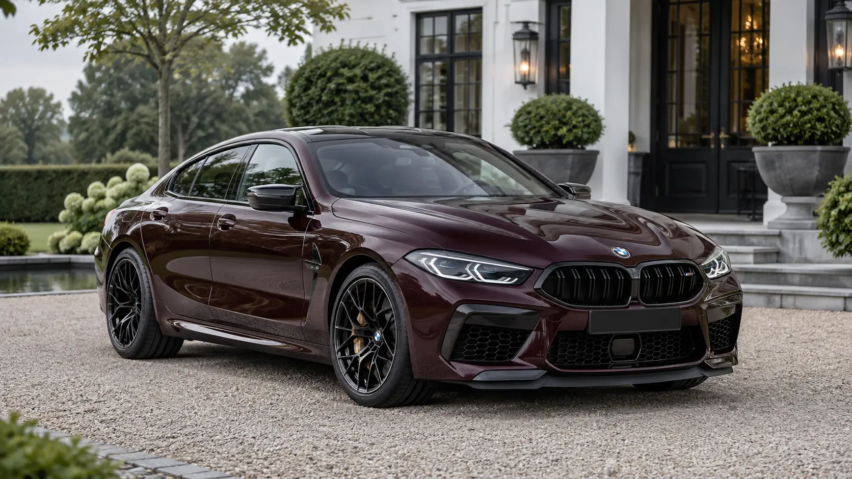 Bordeauxrode BMW M8 Gran Coupé met vier portieren