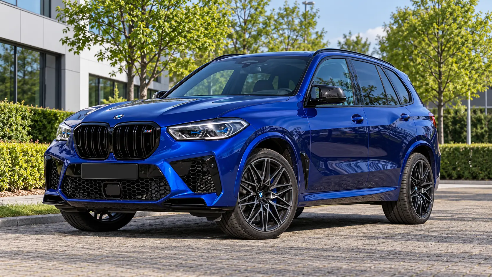 Blauwe BMW X5 M Competition F95 vóór de facelift
