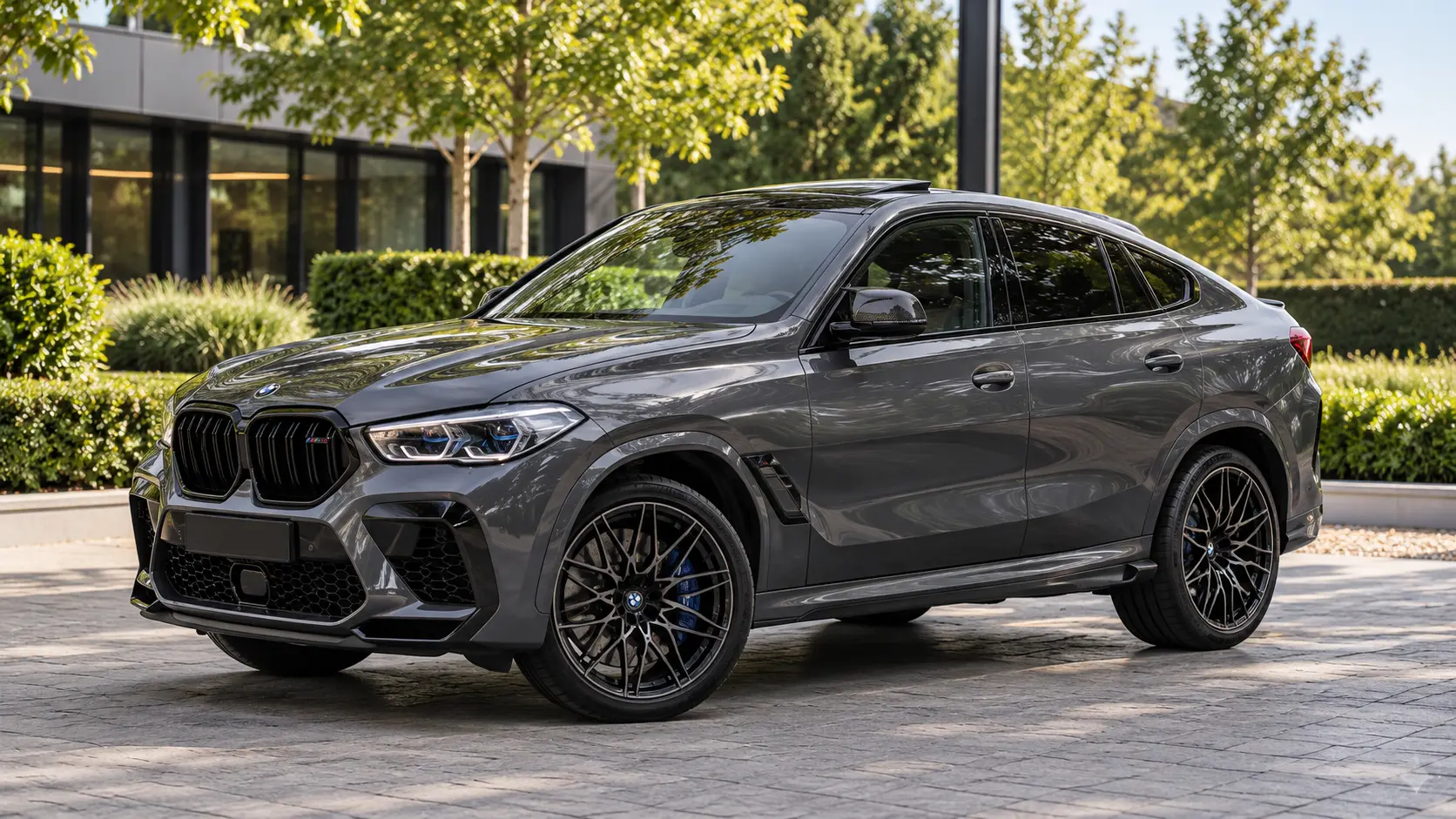 Donkergrijze BMW X6 M Competition F96 vóór de facelift