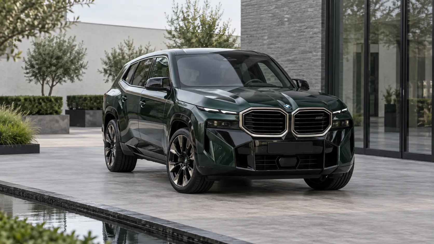 Donkergroene BMW XM met gesplitste koplampen en grote horizontaal gelamelleerde grille