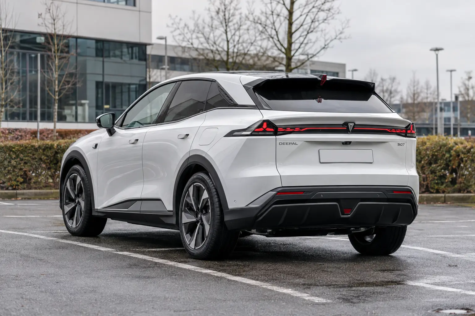 Witte Changan DEEPAL S07 EV van achteren met coupéachtige daklijn