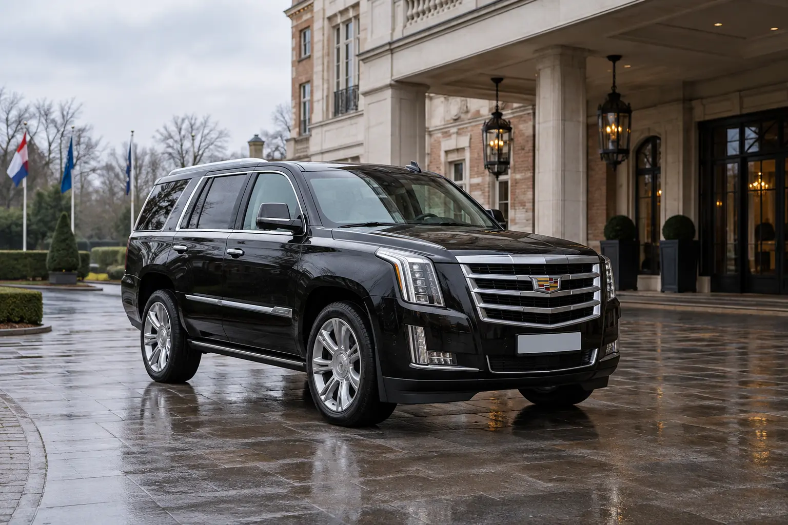 Zwarte Cadillac Escalade met verticale koplampen, van voren