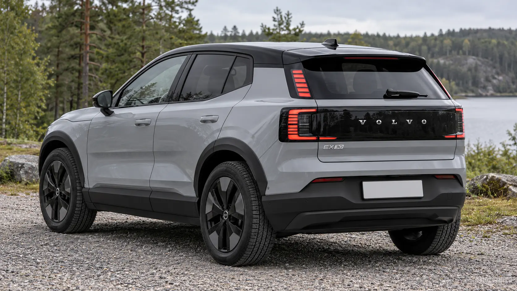 Volvo EX30 Cross Country in grijs, van achteren gezien